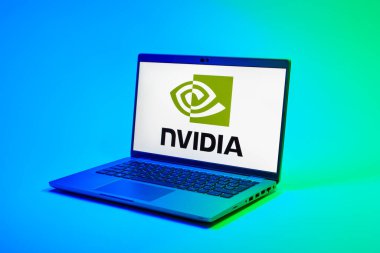 Prag, Çek Cumhuriyeti - 02 21 2025: NVIDIA logosunu gösteren dizüstü bilgisayar.