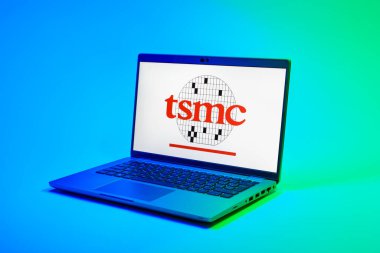 Prag, Çek Cumhuriyeti - 02 21 2025: TSMC logosunu gösteren dizüstü bilgisayar.