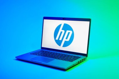 Prag, Çek Cumhuriyeti - 02-21-2025: Hewlett-Packard logosunu gösteren dizüstü bilgisayar.