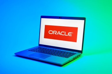 Prag, Çek Cumhuriyeti - 02-21-2025: Kahin logosunu gösteren dizüstü bilgisayar.