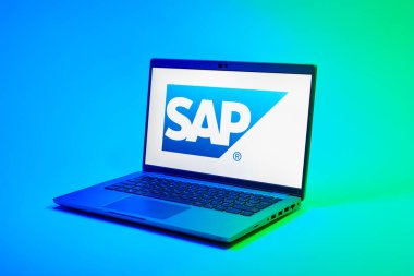 Prag, Çek Cumhuriyeti - 02 21 2025: SAP logosunu gösteren dizüstü bilgisayar.