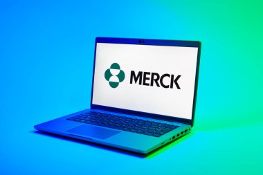 Prag, Çek Cumhuriyeti - 02 21 2025: Merck logosunu gösteren dizüstü bilgisayar.
