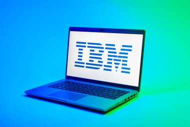 Prag, Çek Cumhuriyeti - 02 21 2025: Yüzeyde IBM logosu gösteren dizüstü bilgisayar.