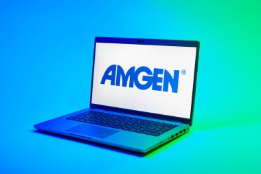 Prag, Çek Cumhuriyeti - 02 21 2025: Amgen logosunu gösteren dizüstü bilgisayar.