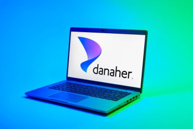 Prag, Çek Cumhuriyeti - 02 21 2025: Danaher logosunu gösteren dizüstü bilgisayar.