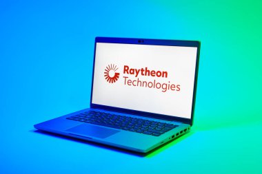 Prag, Çek Cumhuriyeti - 02 21 2025: Raytheon Teknoloji logosunu gösteren dizüstü bilgisayar.