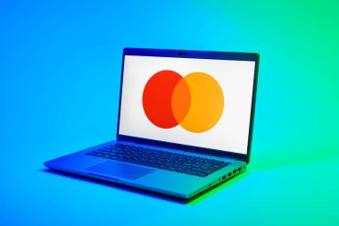 Prag, Çek Cumhuriyeti - 02 21 2025: Mastercard logosunu gösteren dizüstü bilgisayar.