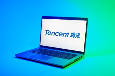 Prag, Çek Cumhuriyeti - 02 21 2025: Tencent logosunu gösteren dizüstü bilgisayar.