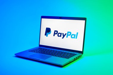 Prag, Çek Cumhuriyeti - 02 21 2025: PayPal logosunu gösteren dizüstü bilgisayar.