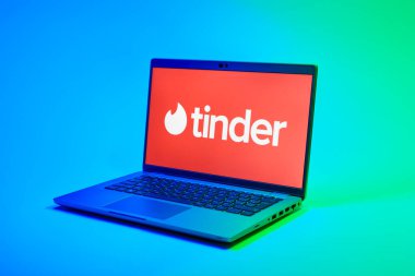 Prag, Çek Cumhuriyeti - 02 21 2025: Tinder logosunu gösteren dizüstü bilgisayar.