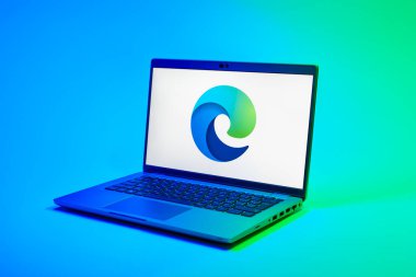 Prag, Çek Cumhuriyeti - 02 21 2025: Edge logosunu gösteren dizüstü bilgisayar.