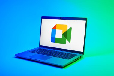Prag, Çek Cumhuriyeti - 02 21 2025: Google Meet logosunu gösteren dizüstü bilgisayar.