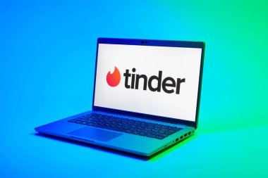Prag, Çek Cumhuriyeti - 02 21 2025: Tinder logosunu gösteren dizüstü bilgisayar.
