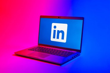 Prag, Çek Cumhuriyeti - 02 21 2025: LinkedIn logosunu gösteren dizüstü bilgisayar.