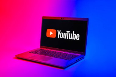 Prag, Çek Cumhuriyeti - 02 21 2025: Youtube logosunu gösteren dizüstü bilgisayar.