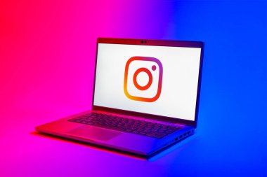 Prag, Çek Cumhuriyeti - 02 21 2025: Instagram logosu gösteren dizüstü bilgisayar.