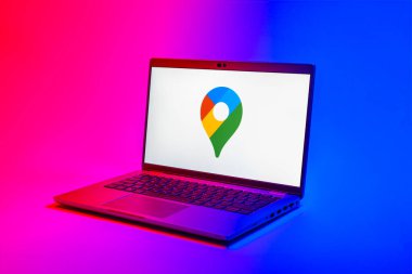 Prag, Çek Cumhuriyeti - 02 21 2025: Google Maps logosunu gösteren dizüstü bilgisayar.