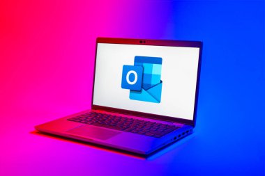 Prag, Çek Cumhuriyeti - 02 21 2025: Laptop Outlook logosunu gösteriyor.