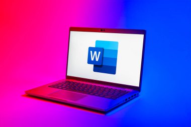 Prag, Çek Cumhuriyeti - 02 21 2025: Kelime logosunu gösteren dizüstü bilgisayar.