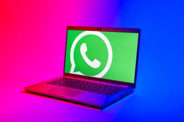 Prag, Çek Cumhuriyeti - 02 21 2025: yüzeyde WhatsApp logosunu gösteren dizüstü bilgisayar.