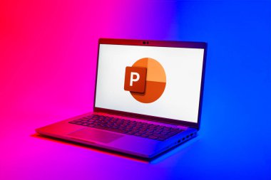 Prag, Çek Cumhuriyeti - 02 21 2025: Powerpoint logosunu gösteren dizüstü bilgisayar.