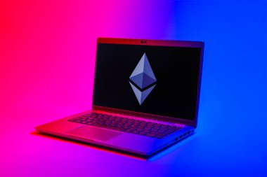 Prag, Çek Cumhuriyeti - 02 21 2025: Ethereum logosunu gösteren dizüstü bilgisayar.