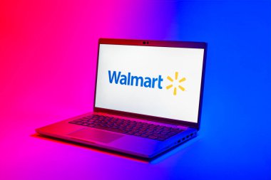 Prag, Çek Cumhuriyeti - 02 21 2025: Walmart logosunu gösteren dizüstü bilgisayar.