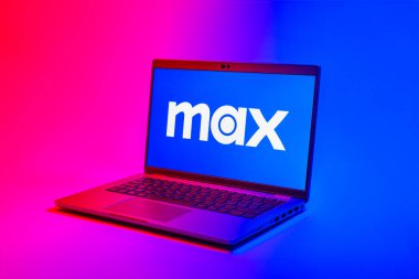 Prag, Çek Cumhuriyeti - 02-21-2025: Max logosunu gösteren dizüstü bilgisayar.