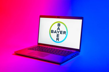Prag, Çek Cumhuriyeti - 02 21 2025: Bayer logosunu gösteren dizüstü bilgisayar.