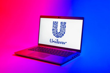 Prag, Çek Cumhuriyeti - 02 21 2025: Dizüstü bilgisayarda Unilever logosu görülüyor.