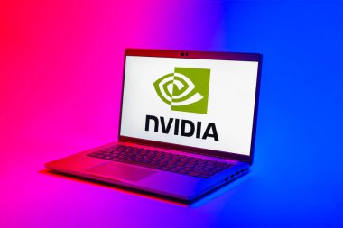 Prag, Çek Cumhuriyeti - 02 21 2025: NVIDIA logosunu gösteren dizüstü bilgisayar.