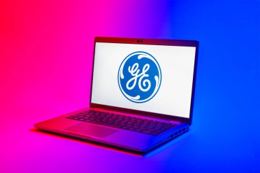 Prag, Çek Cumhuriyeti - 02 21 2025: Laptop yüzeyde Genel Elektrik logosunu gösteriyor.