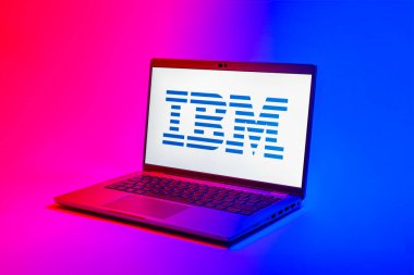 Prag, Çek Cumhuriyeti - 02 21 2025: Yüzeyde IBM logosu gösteren dizüstü bilgisayar.