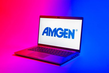 Prag, Çek Cumhuriyeti - 02 21 2025: Amgen logosunu gösteren dizüstü bilgisayar.