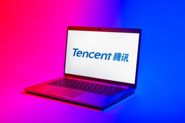 Prag, Çek Cumhuriyeti - 02 21 2025: Tencent logosunu gösteren dizüstü bilgisayar.