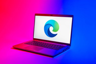 Prag, Çek Cumhuriyeti - 02 21 2025: Edge logosunu gösteren dizüstü bilgisayar.