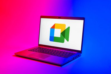 Prag, Çek Cumhuriyeti - 02 21 2025: Google Meet logosunu gösteren dizüstü bilgisayar.