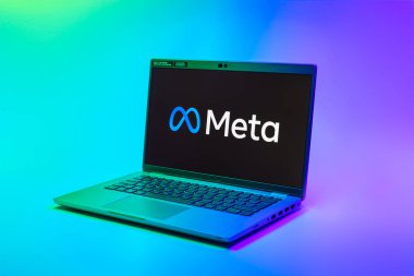 Prag, Çek Cumhuriyeti - 02 21 2025: Meta logosunu gösteren dizüstü bilgisayar.