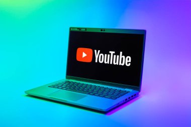 Prag, Çek Cumhuriyeti - 02 21 2025: Youtube logosunu gösteren dizüstü bilgisayar.