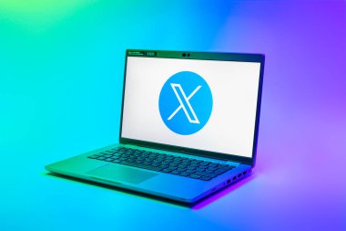 Prag, Çek Cumhuriyeti - 02 21 2025: X logosu gösteren dizüstü bilgisayar.