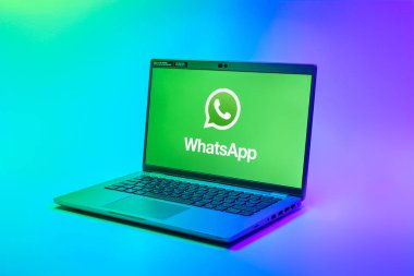 Prag, Çek Cumhuriyeti - 02 21 2025: yüzeyde WhatsApp logosunu gösteren dizüstü bilgisayar.