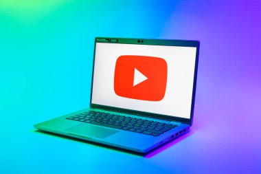 Prag, Çek Cumhuriyeti - 02 21 2025: Youtube logosunu gösteren dizüstü bilgisayar.