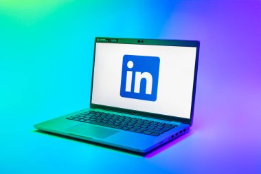 Prag, Çek Cumhuriyeti - 02 21 2025: LinkedIn logosunu gösteren dizüstü bilgisayar.