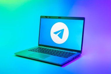 Prag, Çek Cumhuriyeti - 02 21 2025: Telegram logosunu gösteren dizüstü bilgisayar.