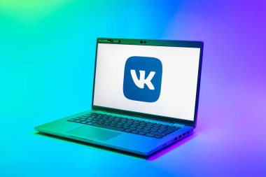 Prag, Çek Cumhuriyeti - 02 21 2025: VK logosunu gösteren dizüstü bilgisayar.