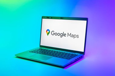 Prag, Çek Cumhuriyeti - 02 21 2025: Google Maps logosunu gösteren dizüstü bilgisayar.