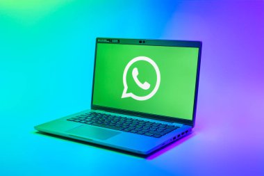 Prag, Çek Cumhuriyeti - 02 21 2025: yüzeyde WhatsApp logosunu gösteren dizüstü bilgisayar.