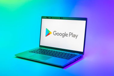 Prag, Çek Cumhuriyeti - 02 21 2025: Google Play logosunu gösteren dizüstü bilgisayar.
