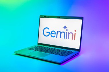 Prag, Çek Cumhuriyeti - 02 21 2025: Gemini logosunu gösteren dizüstü bilgisayar.
