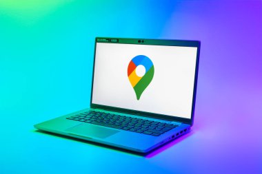 Prag, Çek Cumhuriyeti - 02 21 2025: Google Maps logosunu gösteren dizüstü bilgisayar.